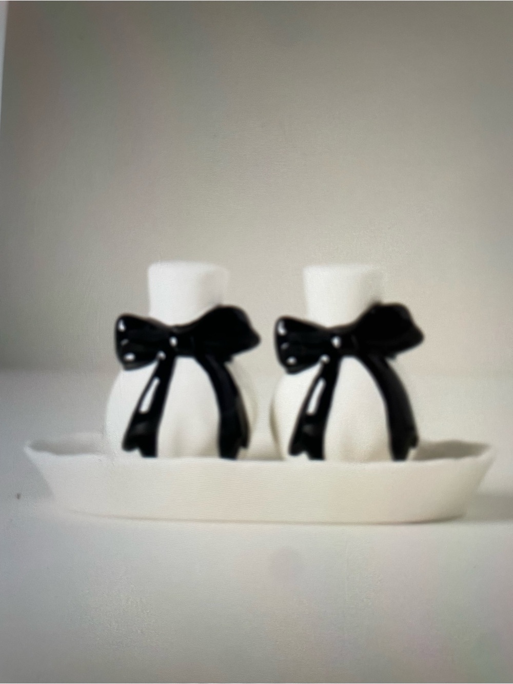 ❤️ ANTHROPOLOGIE BENEDITA BLACK BOW SALT & PEPPER SHAKER NEW STONEWARE